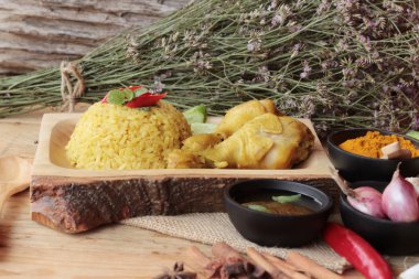 Tavuk biryani pirinç lezzetli ve sos.