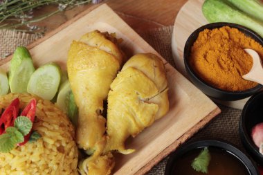 Tavuk biryani pirinç lezzetli ve sos.