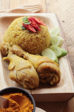 Tavuk biryani pirinç lezzetli ve sos.