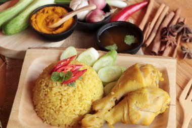 Tavuk biryani pirinç lezzetli ve sos.