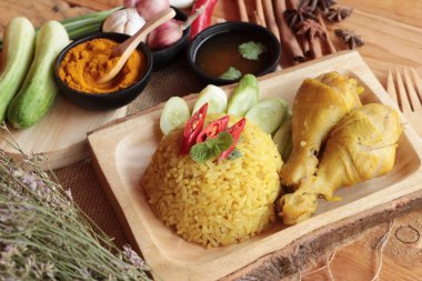 Tavuk biryani pirinç lezzetli ve sos.