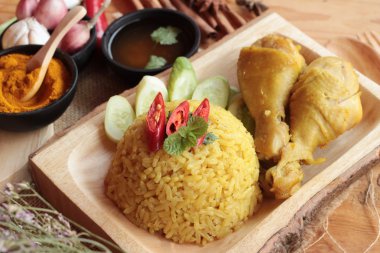 Tavuk biryani pirinç lezzetli ve sos.