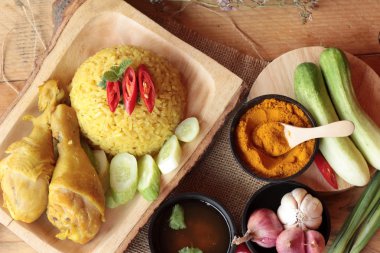 Tavuk biryani pirinç lezzetli ve sos.