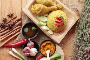 Tavuk biryani pirinç lezzetli ve sos.