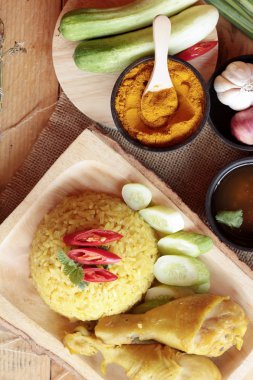 Tavuk biryani pirinç lezzetli ve sos.