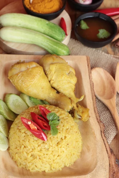 Biryani de pollo con arroz delicioso y salsa . — Foto de Stock