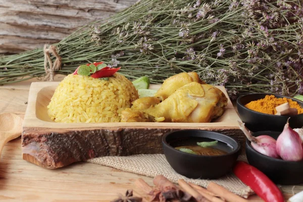 Tavuk biryani pirinç lezzetli ve sos.