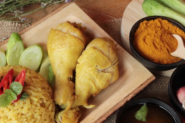 Tavuk biryani pirinç lezzetli ve sos.