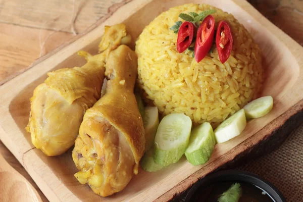 Biryani de poulet au riz délicieux et sauce . — Photo