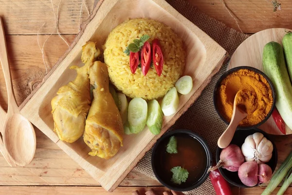 Tavuk biryani pirinç lezzetli ve sos.