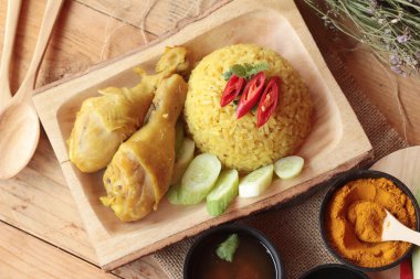 Tavuk biryani pirinç lezzetli ve sos.