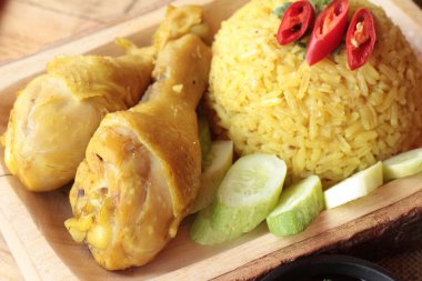 Tavuk biryani pirinç lezzetli ve sos.