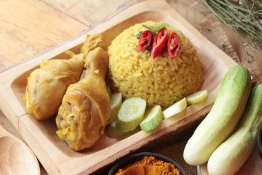 Tavuk biryani pirinç lezzetli ve sos.