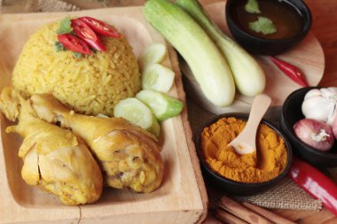 Tavuk biryani pirinç lezzetli ve sos.