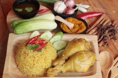 Tavuk biryani pirinç lezzetli ve sos.