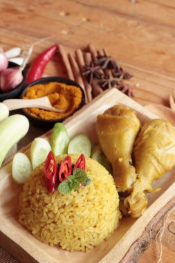 Tavuk biryani pirinç lezzetli ve sos.