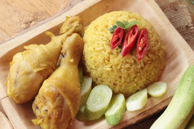 Tavuk biryani pirinç lezzetli ve sos.