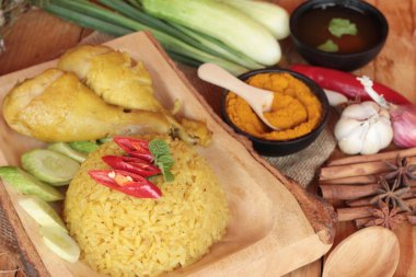 Tavuk biryani pirinç lezzetli ve sos.