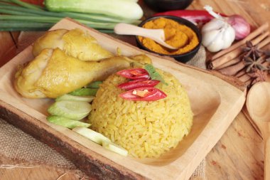 Tavuk biryani pirinç lezzetli ve sos.