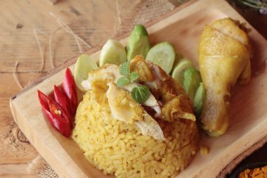 Tavuk biryani pirinç lezzetli ve sos.