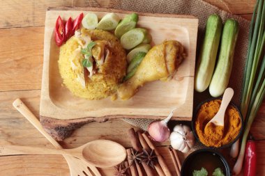 Tavuk biryani pirinç lezzetli ve sos.