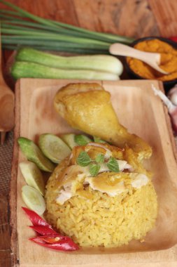 Tavuk biryani pirinç lezzetli ve sos.