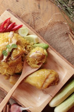 Tavuk biryani pirinç lezzetli ve sos