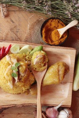 Tavuk biryani pirinç lezzetli ve sos