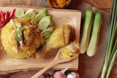 Tavuk biryani pirinç lezzetli ve sos.