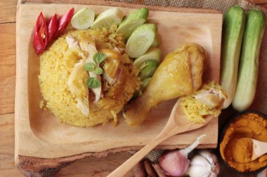 Tavuk biryani pirinç lezzetli ve sos.