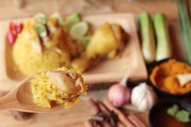 Tavuk biryani pirinç lezzetli ve sos.