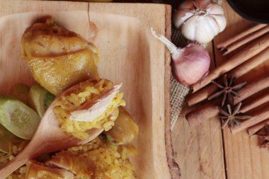 Tavuk biryani pirinç lezzetli ve sos.