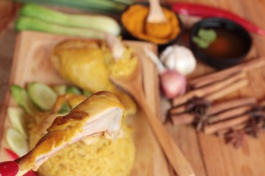 Tavuk biryani pirinç lezzetli ve sos.