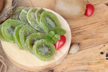 Kurutulmuş kivi meyve ve taze kivi lezzetli