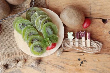 Kurutulmuş kivi meyve ve taze kivi lezzetli