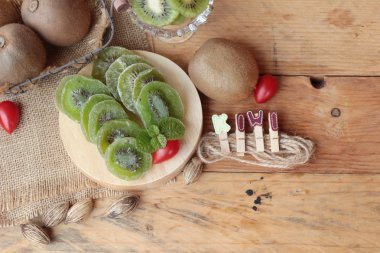 Kurutulmuş kivi meyve ve taze kivi lezzetli