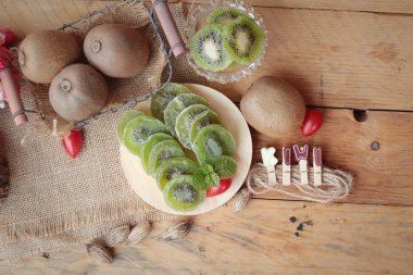 Kurutulmuş kivi meyve ve taze kivi lezzetli