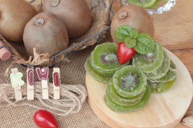 Kurutulmuş kivi meyve ve taze kivi lezzetli