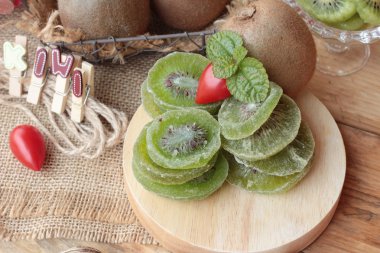 Kurutulmuş kivi meyve ve taze kivi lezzetli