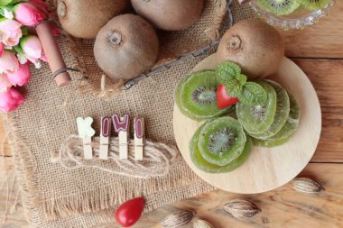 Kurutulmuş kivi meyve ve taze kivi lezzetli