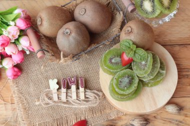 Kurutulmuş kivi meyve ve taze kivi lezzetli