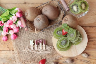 Kurutulmuş kivi meyve ve taze kivi lezzetli