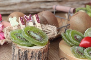 Kurutulmuş kivi meyve ve taze kivi lezzetli