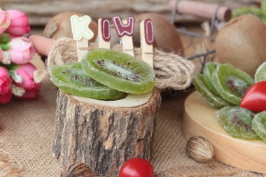 Kurutulmuş kivi meyve ve taze kivi lezzetli