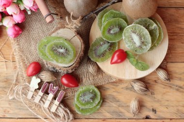 Kurutulmuş kivi meyve ve taze kivi lezzetli