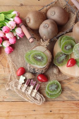 Kurutulmuş kivi meyve ve taze kivi lezzetli