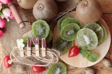 Kurutulmuş kivi meyve ve taze kivi lezzetli