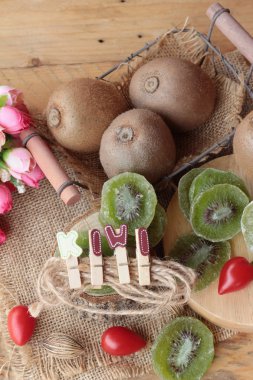 Kurutulmuş kivi meyve ve taze kivi lezzetli