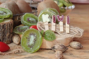 Kurutulmuş kivi meyve ve taze kivi lezzetli