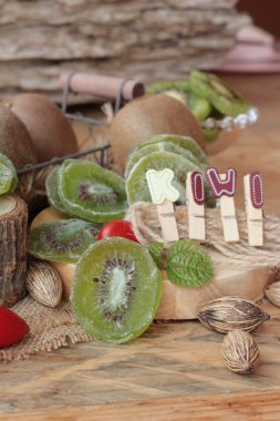 Kurutulmuş kivi meyve ve taze kivi lezzetli